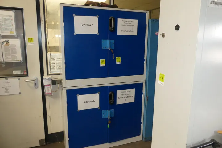 2x Metallschrank, ohne Inhalt Maße in cm je ca. 120 x 40 x 105